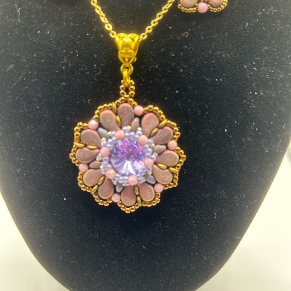 Elegant Gold and Purple Pendant Necklace - Picture 2 of 2